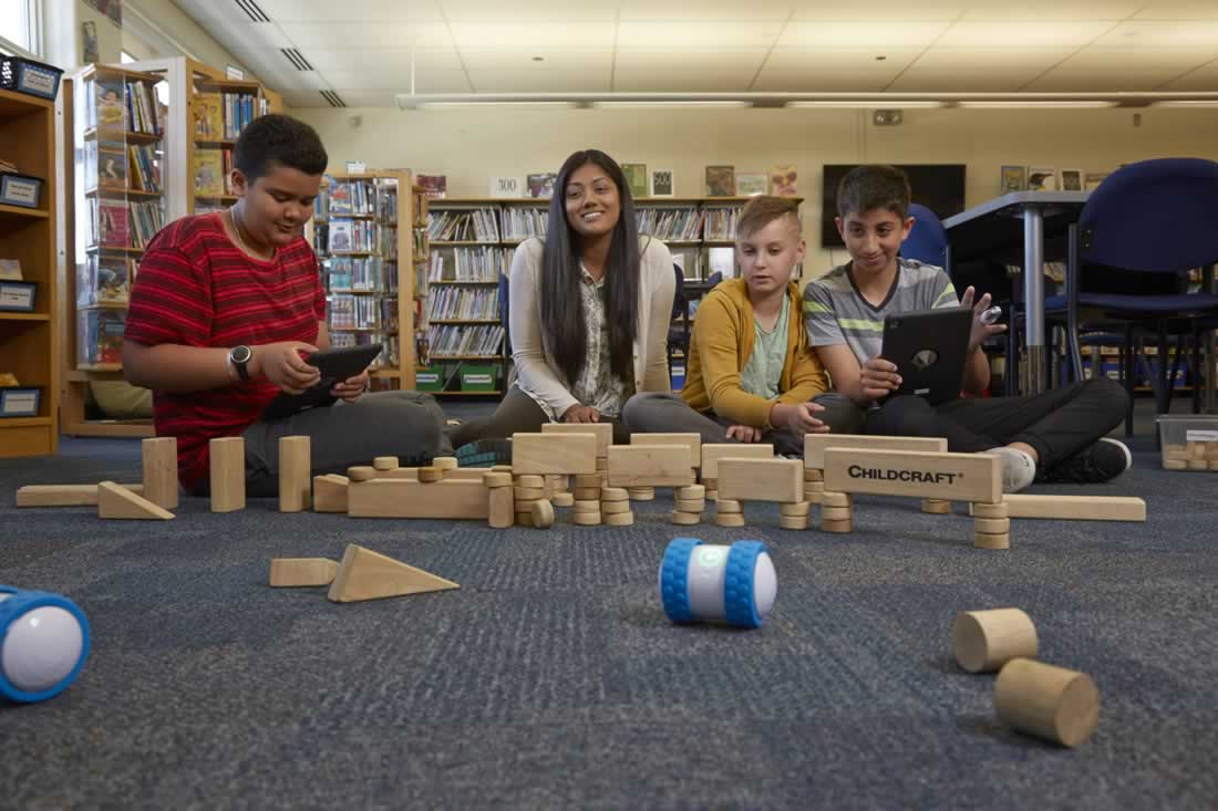 Ceci est une image d'élèves qui font un parcours de robotique.